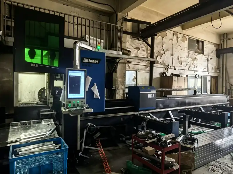 Fiber laser tube cutting machine cutting metal tubing